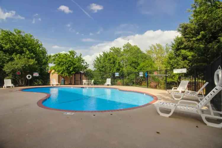 Rent Apartment in Meridian Sooner Oklahoma City with Pool and Dog Park