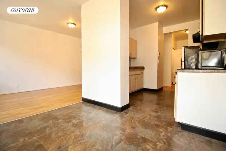 Rent 3 Bedroom Apartment in Brooklyn with Elevator and Large Windows