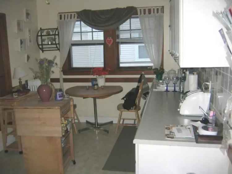 Rent 3 Bedroom Apartment Unit with Updated Kitchen and Parking