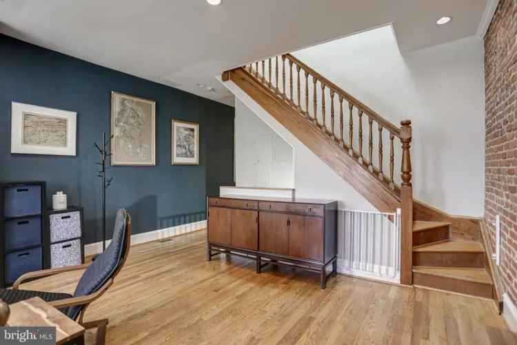 Rent Victorian Townhouse in Capitol Hill with 3 Bedrooms and Modern Features