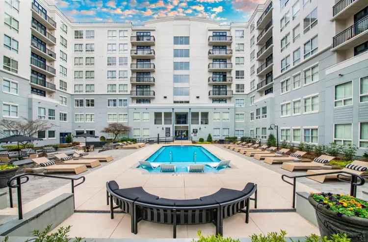 Rent Luxury Apartments in Charlotte NC with Pool Fitness Center