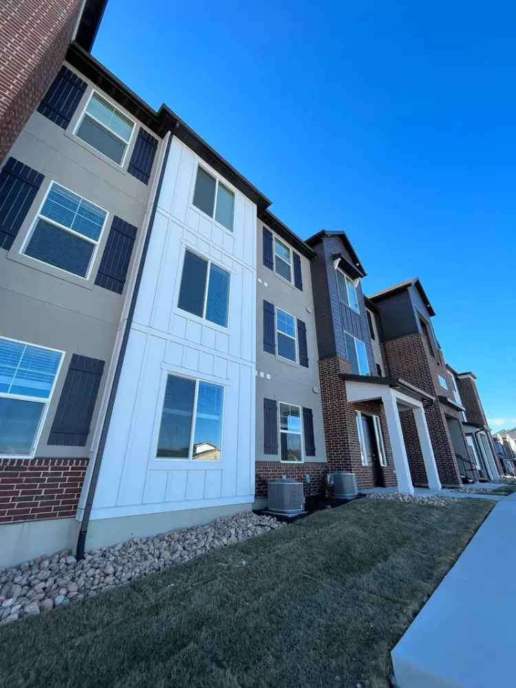 Rent a Beautiful Apartment Unit in Saratoga Springs with Poolside View