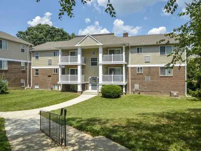 Rent Glen Eagle Village Apartments in Wilmington with Park-like Grounds