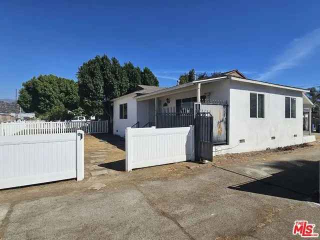 House For Sale in 11050, Fleetwood Street, Los Angeles, California