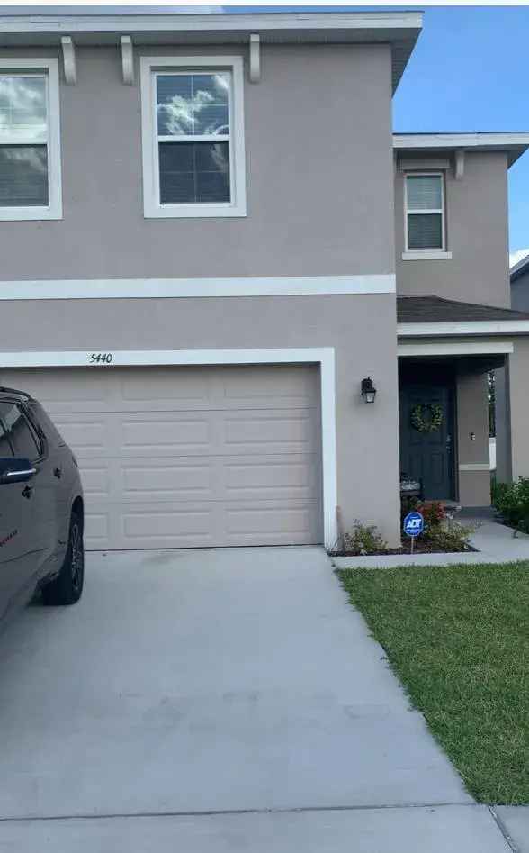 Rent Modern Home in Wesley Chapel with Spacious Features and Amenities