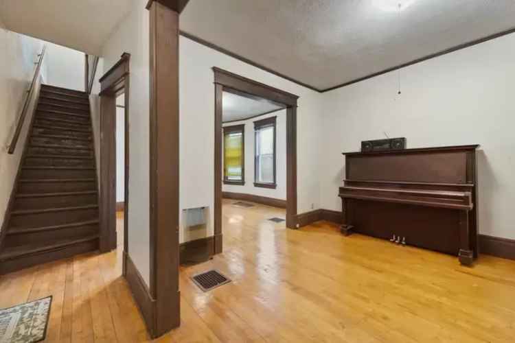 Rent Duplex Home with 5 Bedrooms Near Concordia and Macalester