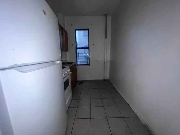 Rent One Bedroom Apartment Unit Near Shops and Transit with Natural Light