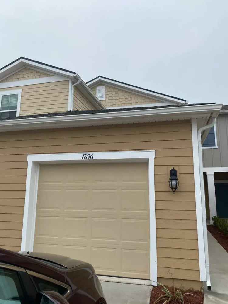 Townhouse for Rent in Jacksonville with 2 Bedrooms and Outdoor Patio