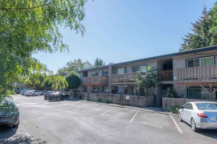 Rent Charming Apartment with Spacious Interior in Downtown Milwaukie