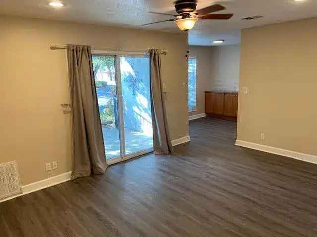 Rent Ground Floor 2 Bedroom Apartment in Alamo Heights with Community Pool