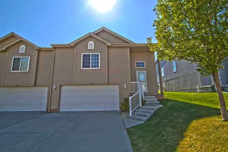 Rent Townhouse in Northwest Omaha with Spacious Kitchen and Finished Lower Level