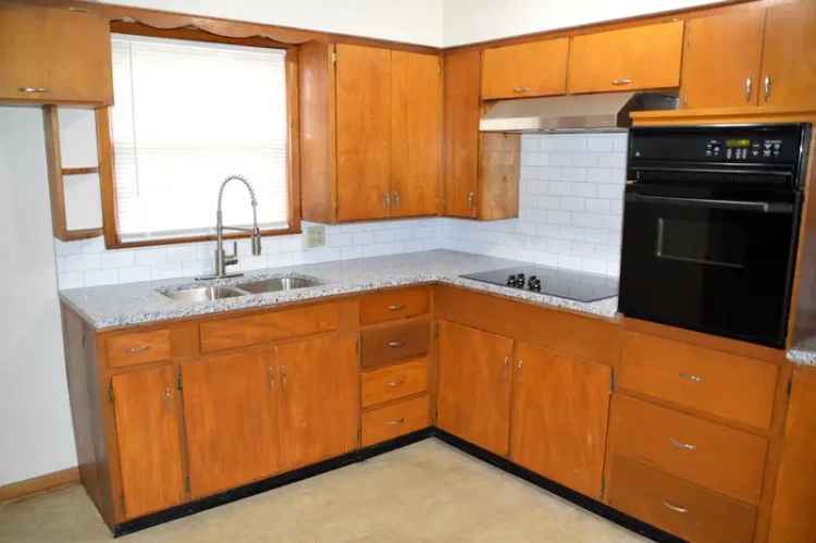 Rent Apartment Unit in South Springfield with Spacious Features