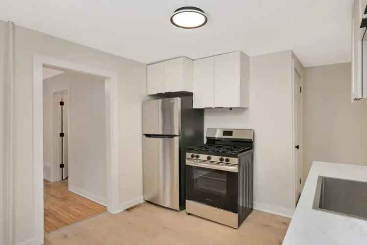 Rent Apartment in West 7th with 2 Bedrooms and Large Backyard