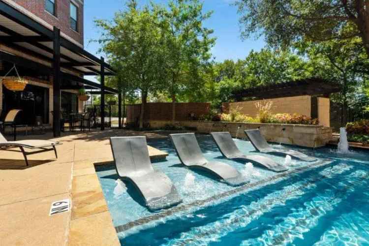 Rent Luxury Apartments in Downtown Fort Worth Featuring Resort Style Pools