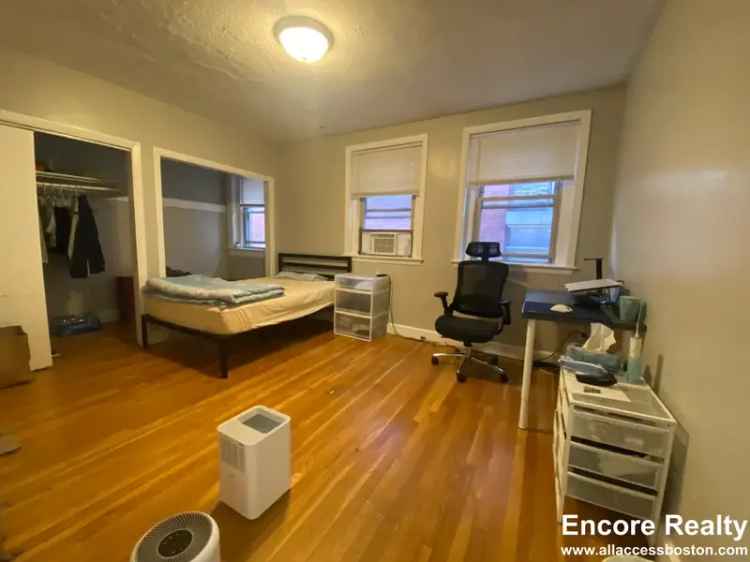 Rent Apartment Unit in Fenway with Large Bedrooms and Convenient Amenities