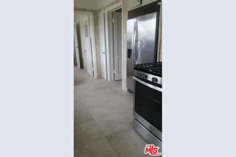 Duplex for Sale in Family Neighborhood with Bright Units and Balconies