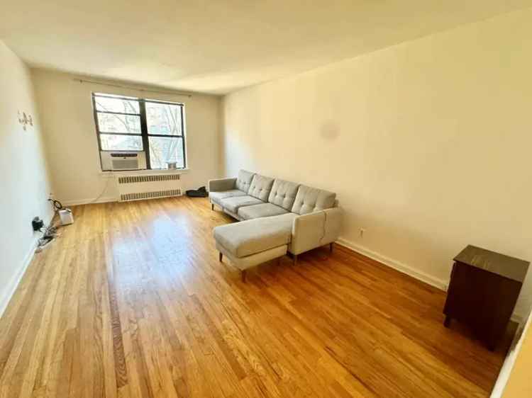 Rent Huge One Bedroom Apartment in Astoria with Modern Features