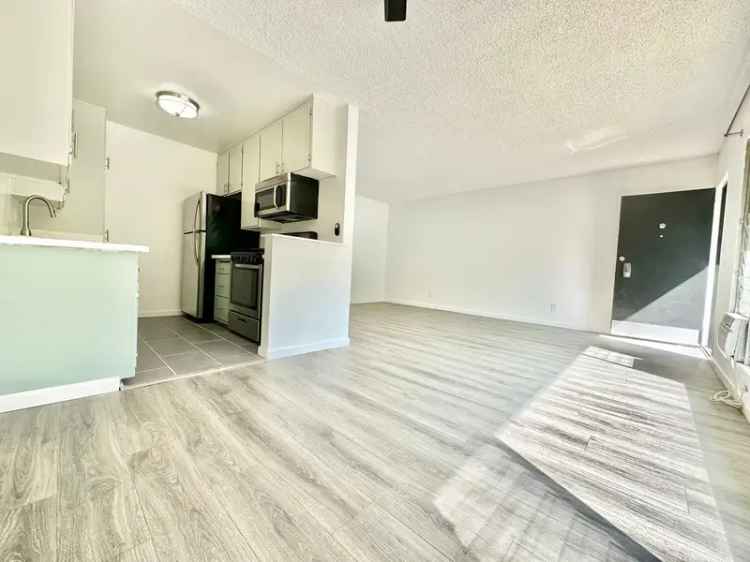 Rent Retro Apartment in Hollywood Franklin Village - Walk to Everything