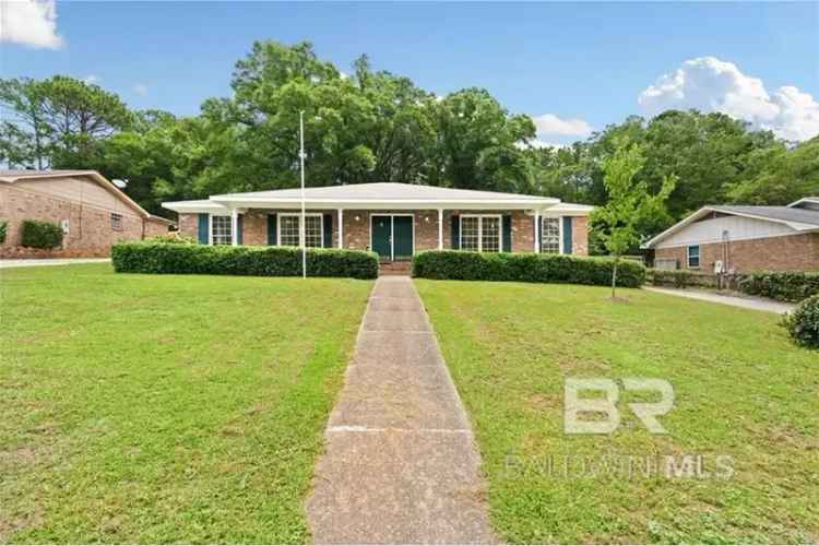 Buy house in Mobile with spacious living room and backyard