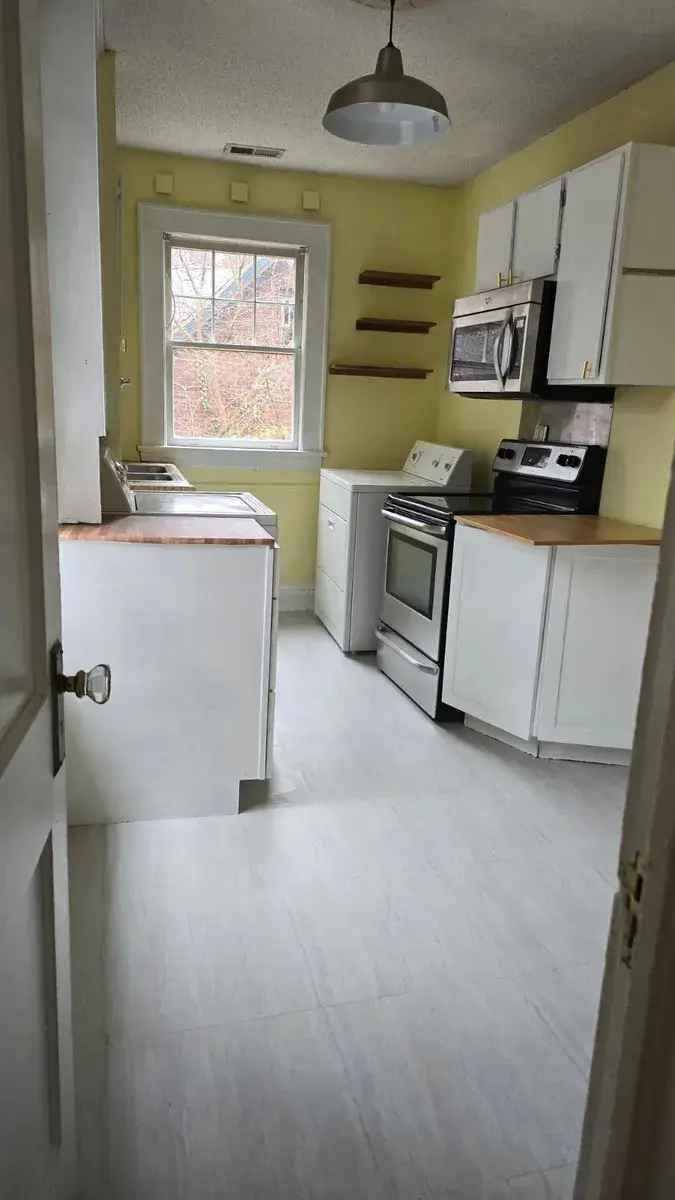 Rent Apartment in Wesley Heights with Spacious One Bed and One Bath