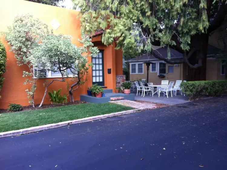 Rent Apartments in Hawthorne Gardens with Outdoor Patios in Palo Alto