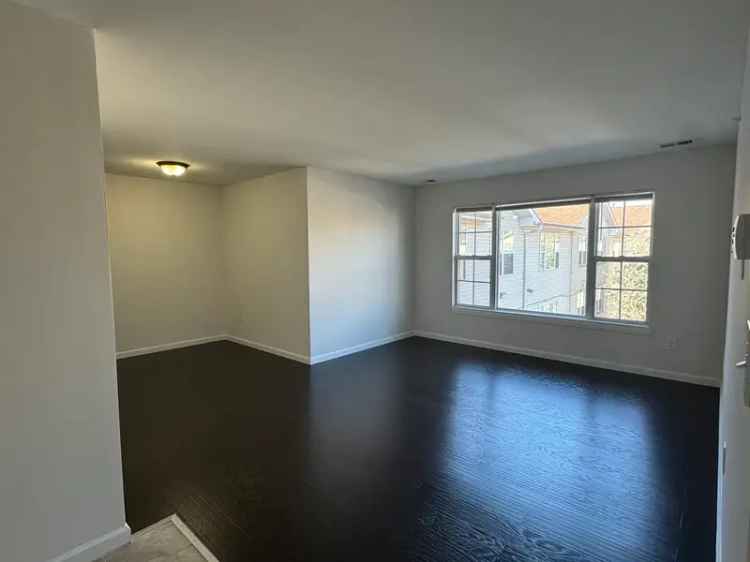 Rent Updated Apartment Near Train and Restaurants