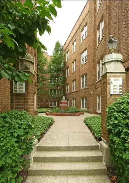 Rent Apartments in Lakewood, OH at Traymore Apartments