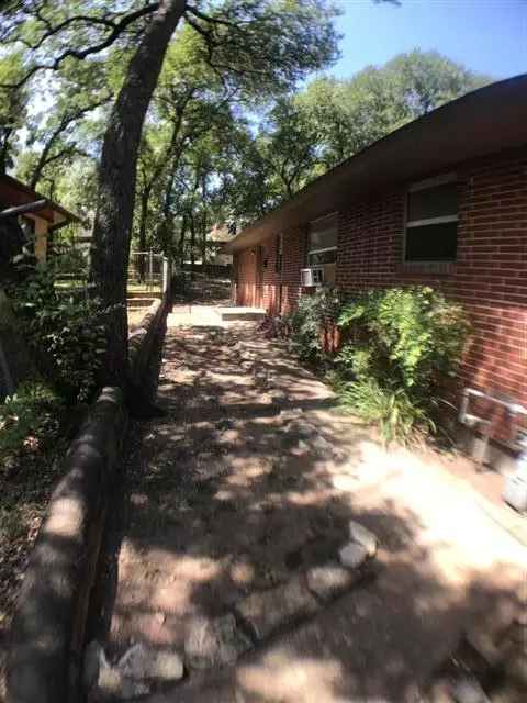 Rent 1 Bedroom Duplex in Austin with Shared Backyard and Modern Flooring