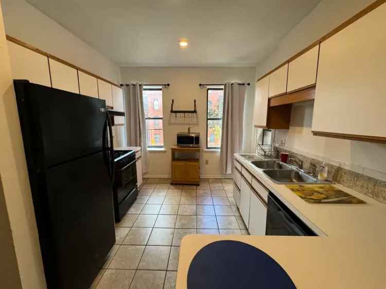 Rent Charming 2 Bedroom Apartment Unit in Downtown Buffalo with Patio