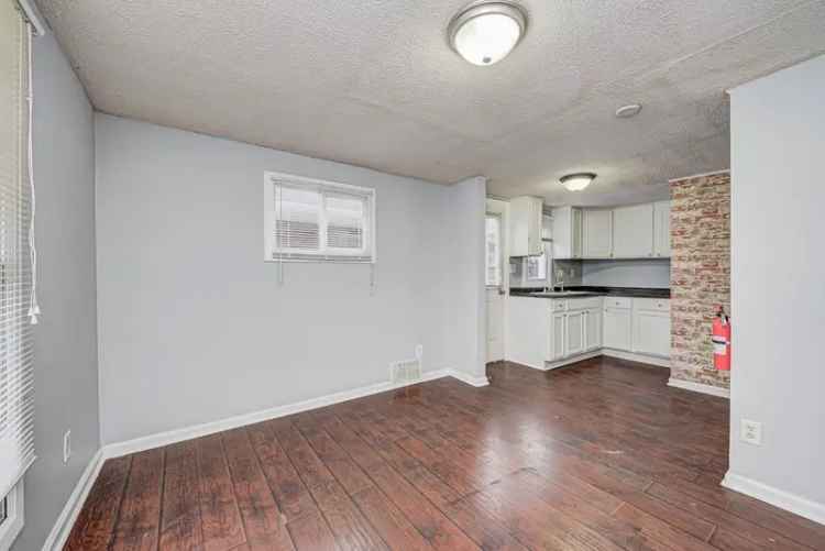 Rent Apartment Unit in Beech Grove with Utility Options and Onsite Laundry