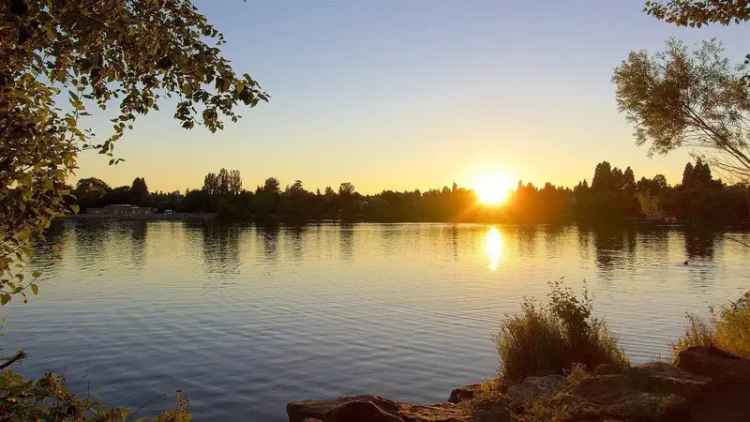 Rent Apartments Near Greenlake Park with Great Amenities