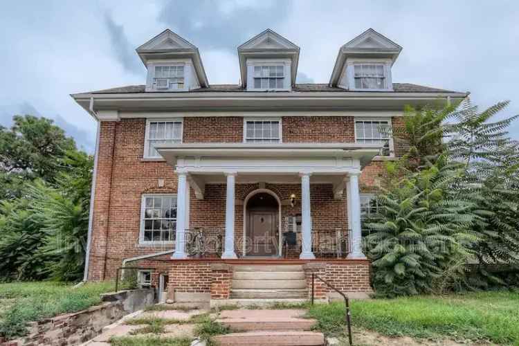 Rent 2 Bedroom Apartment Unit in Cap Hill with Historic Features