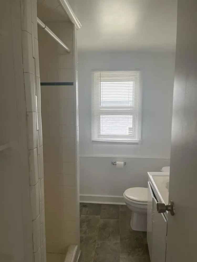 Rent Apartment Unit with 1 Bed and 1 Bath Near Shops and Freeway Access