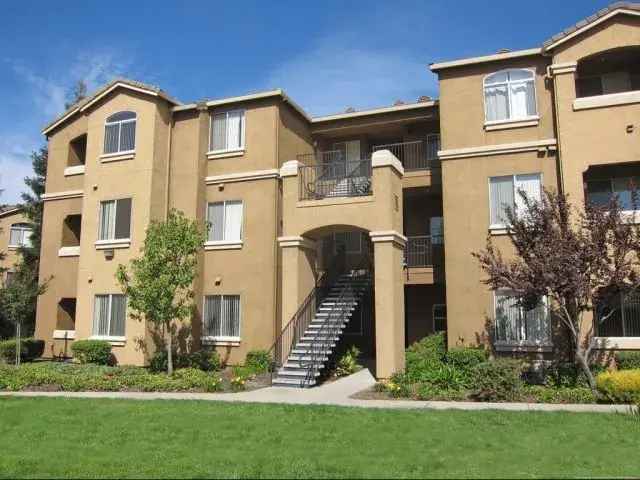 Rent Luxury Apartments in Roseville CA with Pool and Fitness Center