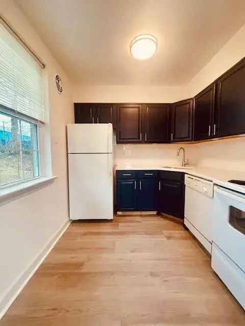 Rent Apartment Unit in Broomall with 2 Bedrooms and Hardwood Floors