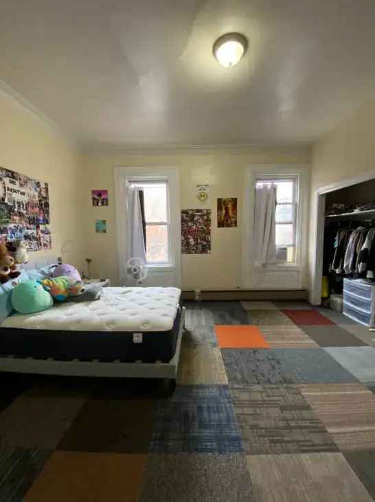 Rent 4 Bedroom Apartment Near Drexel University with Spacious Living Room