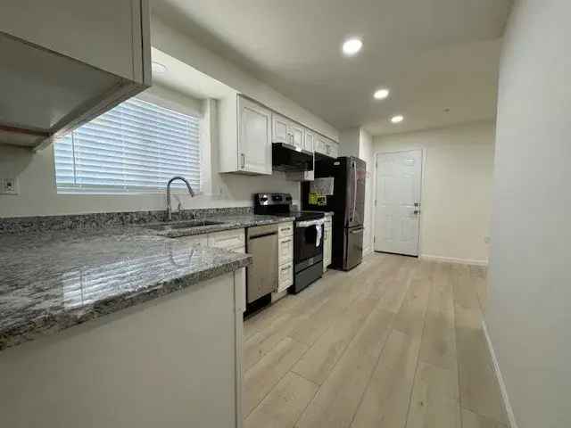 Rent Apartment in Rose Garden with Backyard Access and Modern Amenities