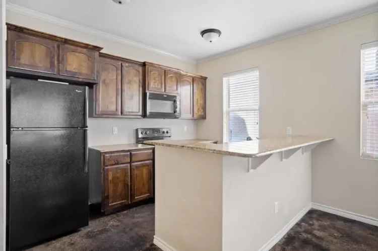 Rent Apartment Unit in Boutique Complex Near Magnolia Ave