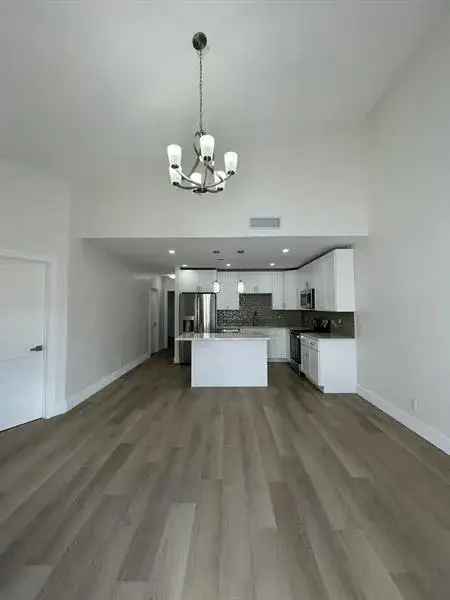 Apartment for Rent in Completely Remodeled Unit with High End Finishes