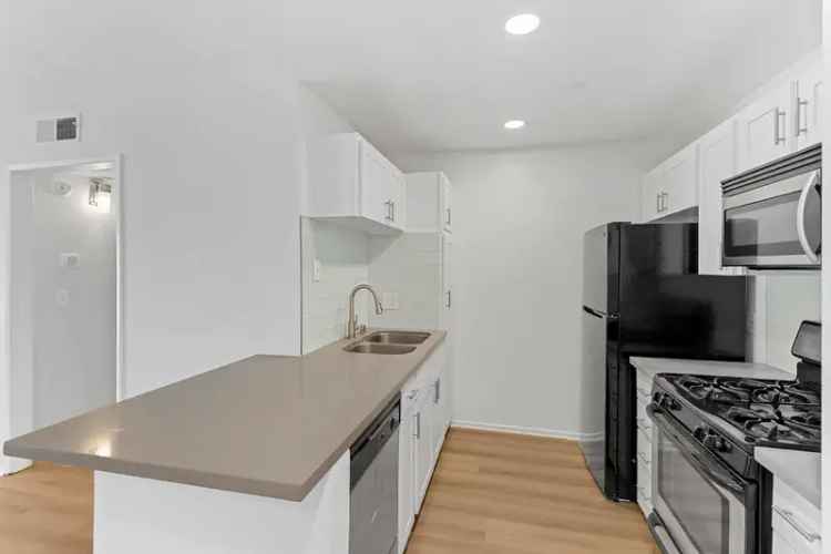 Rent Contemporary 2 Bedroom Apartment in West Los Angeles with High Ceilings