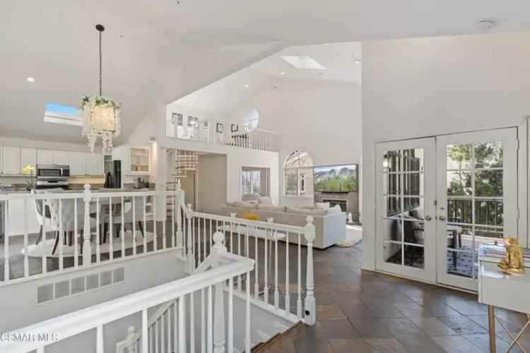 House For Sale in 8032, Willow Glen Road, Los Angeles, California