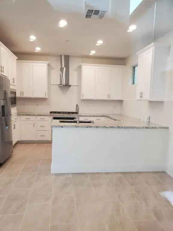 Rent Modern Home in Elk Grove with 3 Bedrooms and Gourmet Kitchen