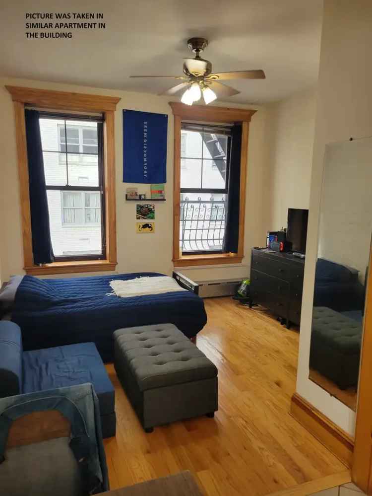 Rent Studio Apartment Upper East Side with Renovated Kitchen and Closet