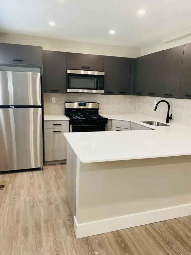 Rent Gorgeous Upgraded 2 Bedroom Apartments in Roxborough