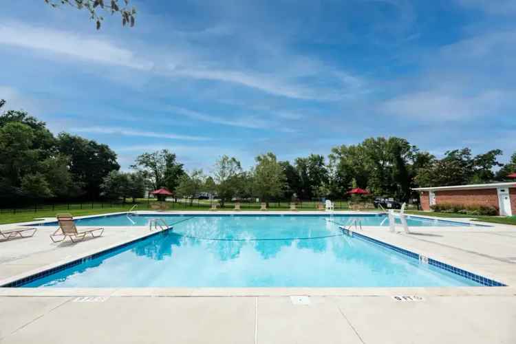 Rent Luxury Apartments in Ewing NJ with Pool and Dog Park