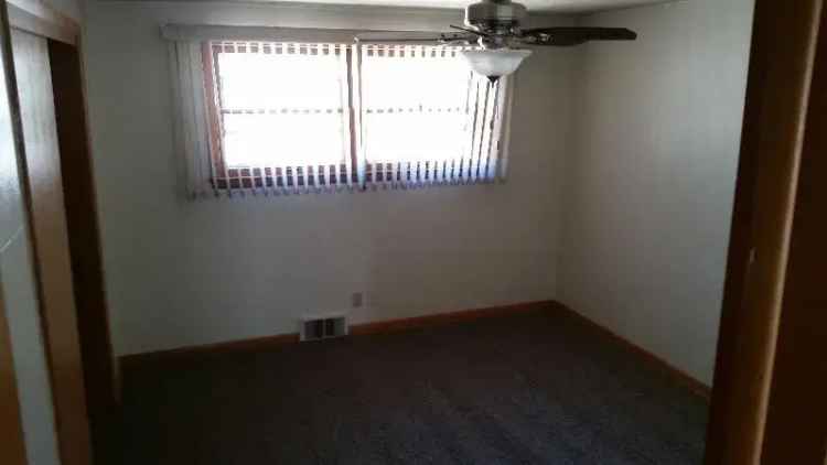 Rent Apartment Unit in Quiet Building with Large Closet Space