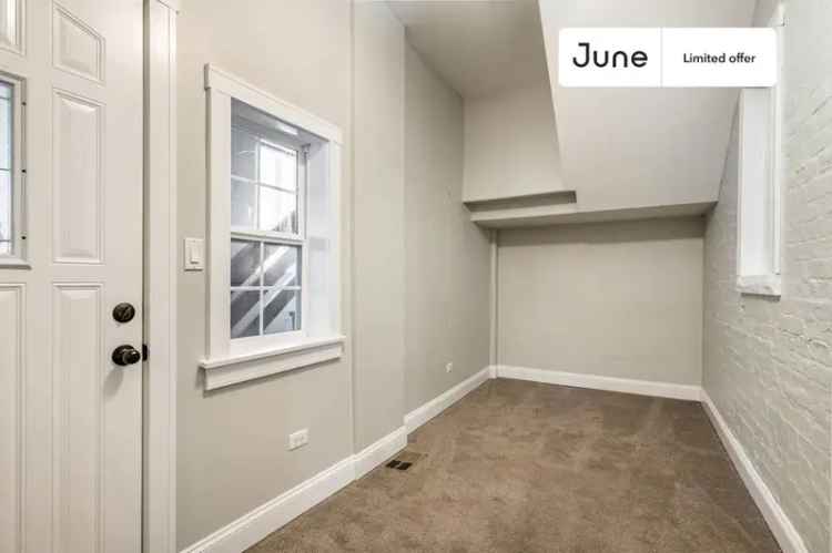 Rent Full Room in Lake View Apartment with Great Amenities