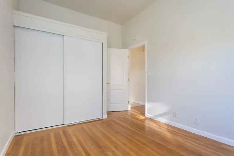 Rent 2 Bedroom Apartment in Oakland with Modern Features