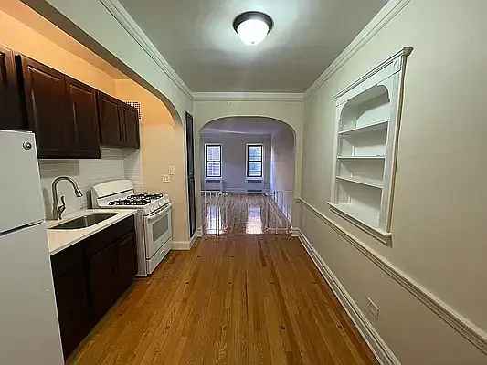 Rent Studio Apartment with Renovated Kitchen and Laundry Facilities