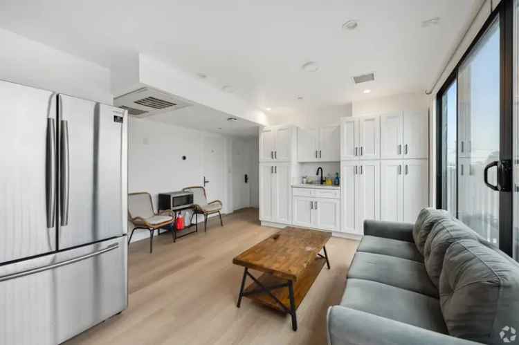 Rent Modern Apartments Near USC with 12-13 Bedroom Units